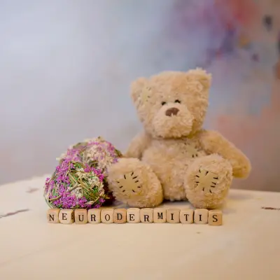 Buchstabenwürfel zeigen das Wort Neurodermitis, im Hintergrund ein Teddybär